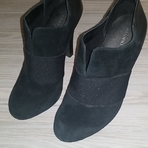 Gianna Bini Black Suede Heels - Picture 1 of 4